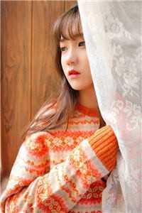 低声哄着她